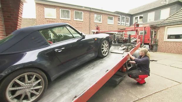 Achtung Kontrolle - Freitag: Abschlepperin Rettet Porsche